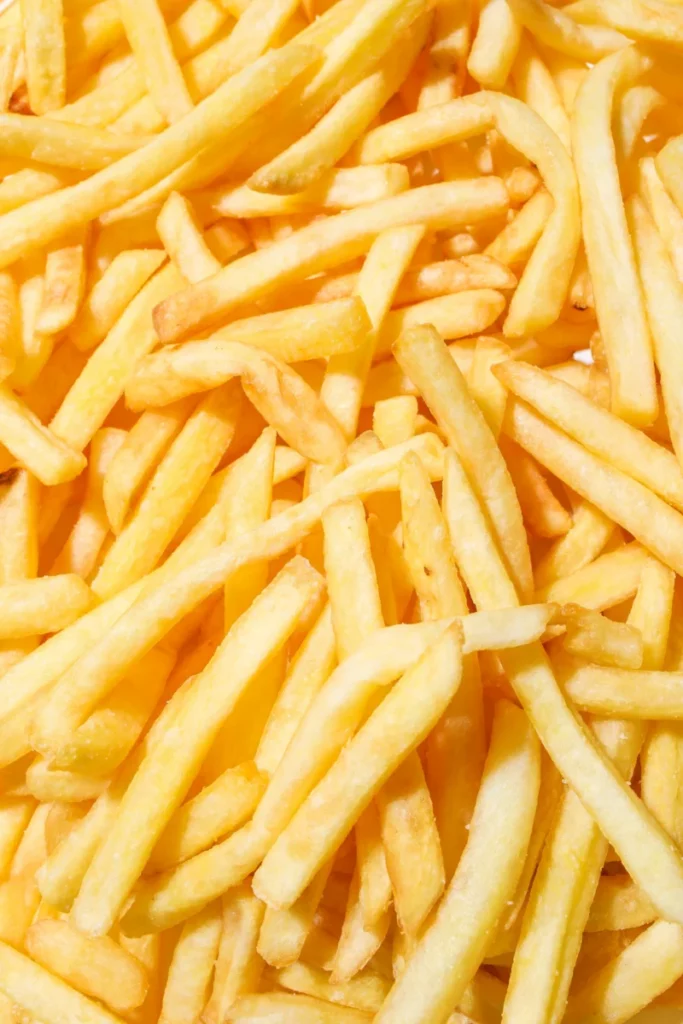 Frites belges dorées et croustillantes en gros plan