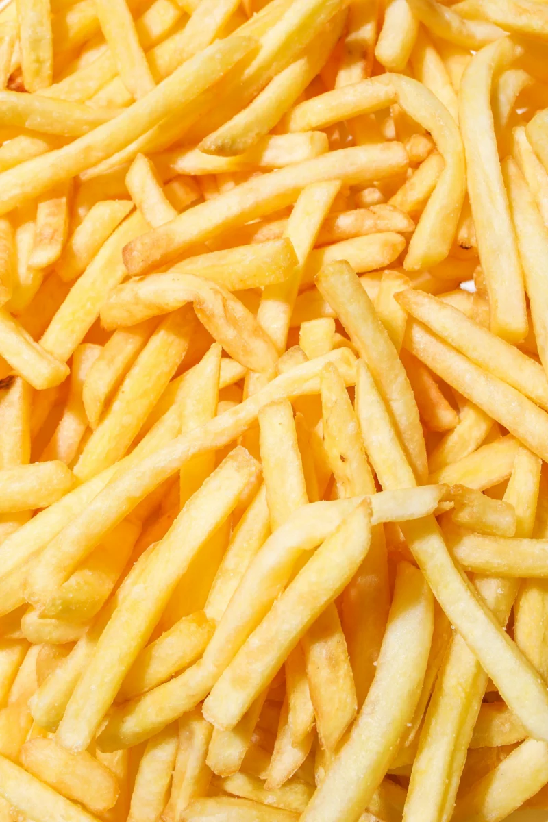 Frites belges dorées et croustillantes en gros plan