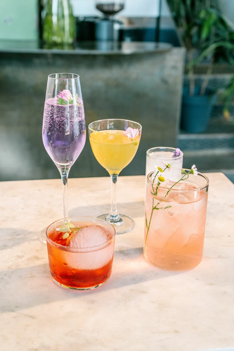 Cocktail servi dans un verre transparent avec agrumes, à la manière d'une Pepper Jelly Paloma