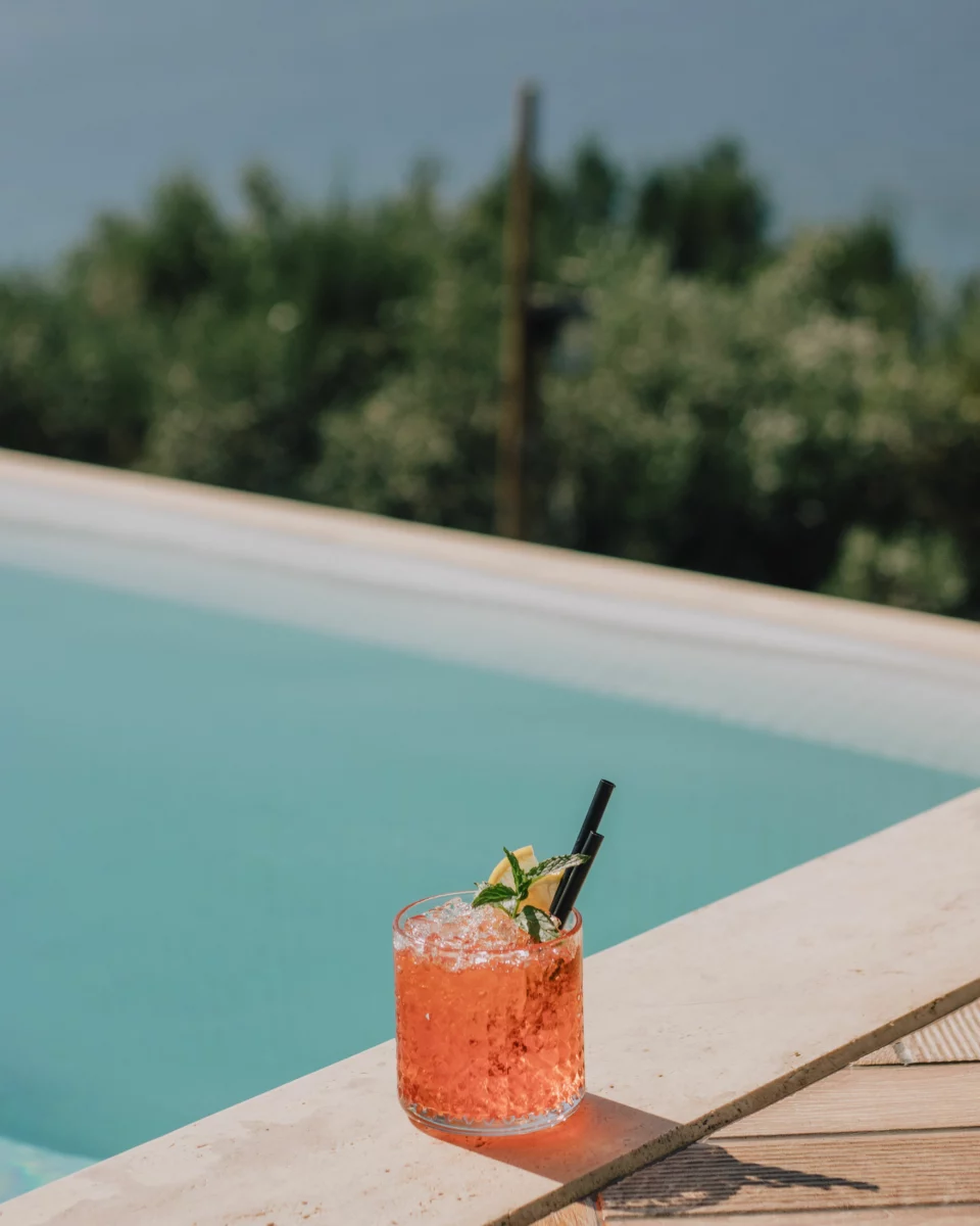 Cocktail frais garni de concombre, dans l'esprit du gin infusé au wasabi