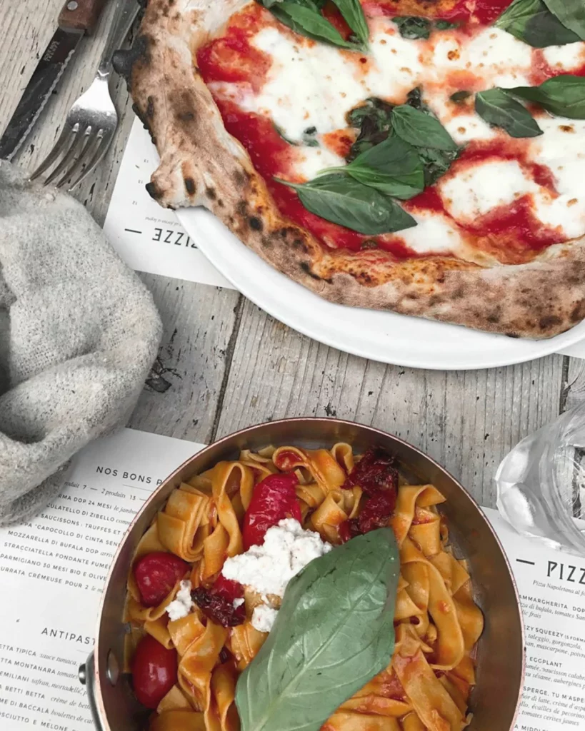 Table de cuisine italienne avec pizza et pâtes