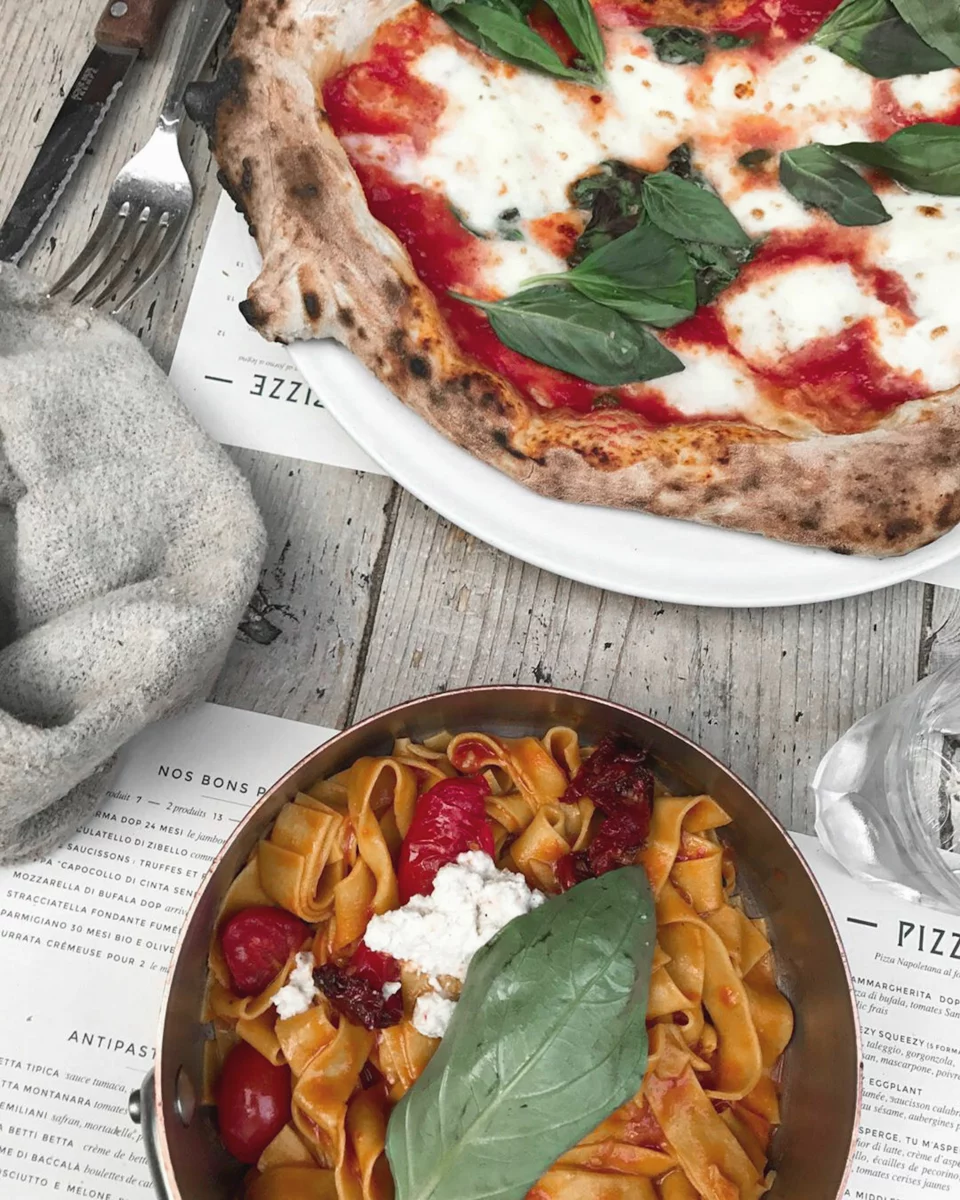Table de cuisine italienne avec pizza et pâtes