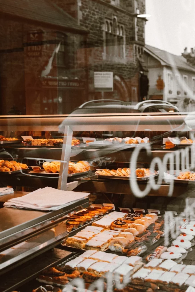 Pains artisanaux disposés dans une boulangerie