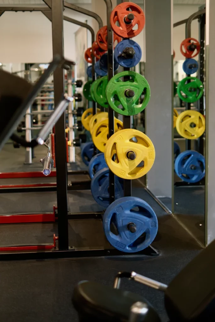 Poids et haltères disposés dans une salle de sport