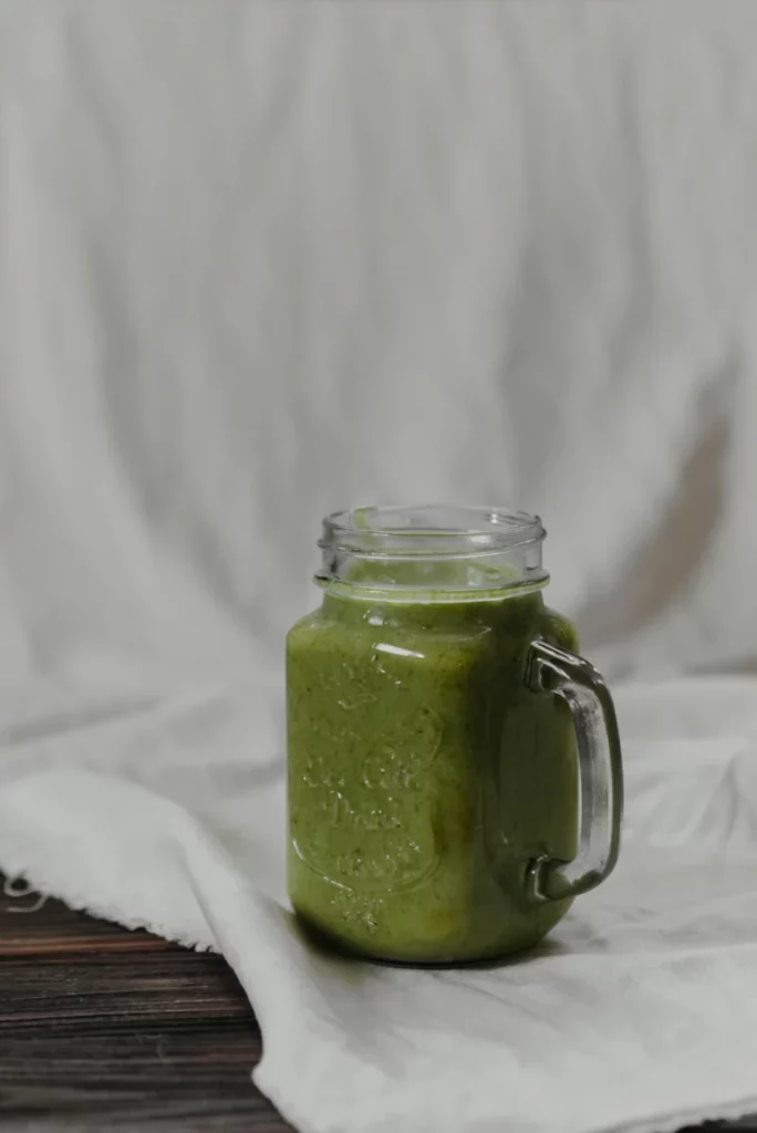 Smoothie vert dans un pot en verre, illustration de l'alimentation alcaline et des boissons santé