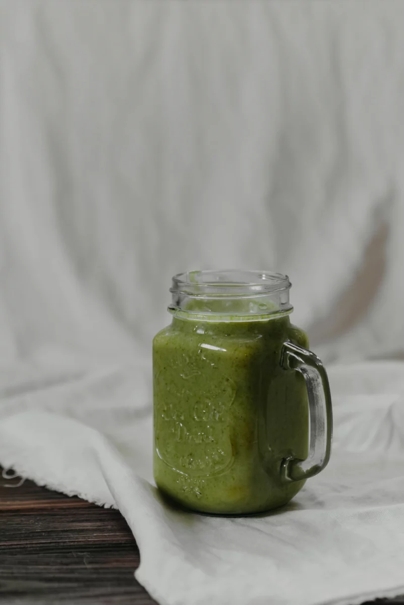 Smoothie vert dans un pot en verre, illustration de l'alimentation alcaline et des boissons santé