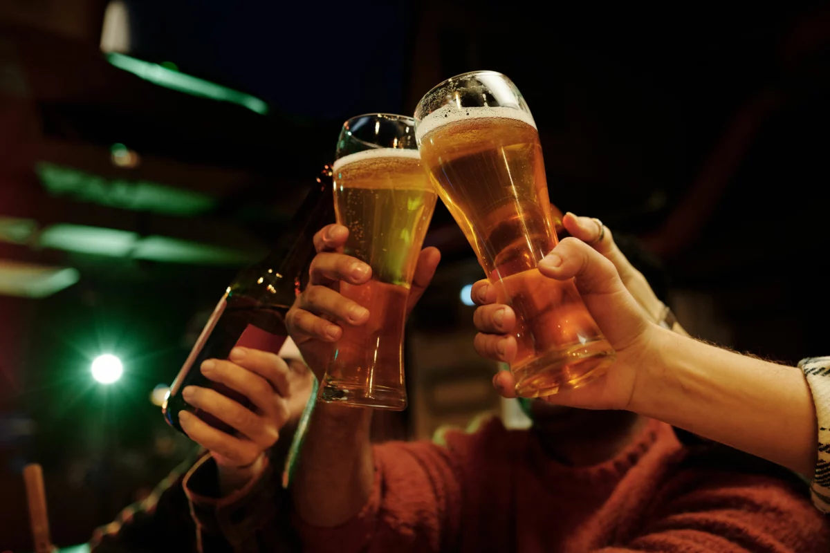 Amis trinquant avec des verres de bière