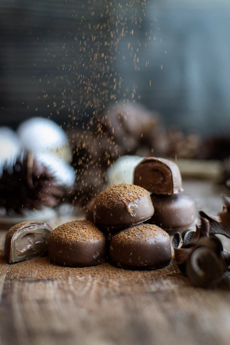 Pralines de chocolat saupoudrees de cacao