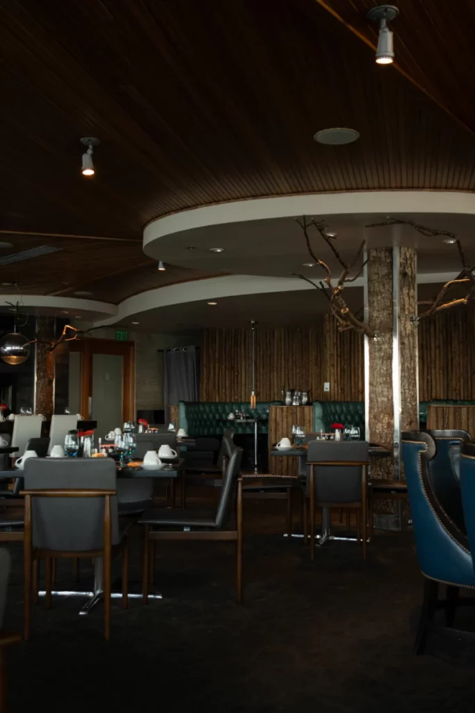 Salle de restaurant contemporaine au plafond bois, illustrant où manger à Londres