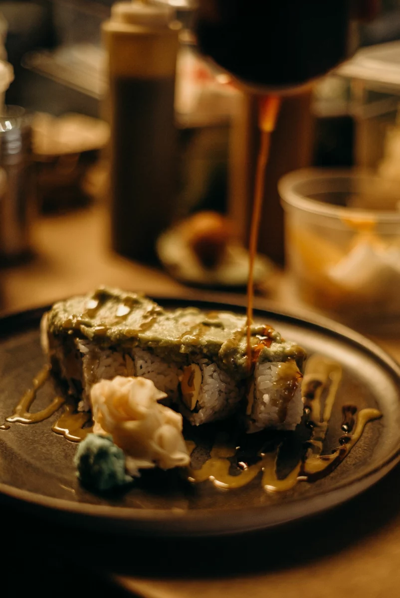 Assiette élégante avec sauce estivale fraîche, idéale pour les plats d'été en restaurant