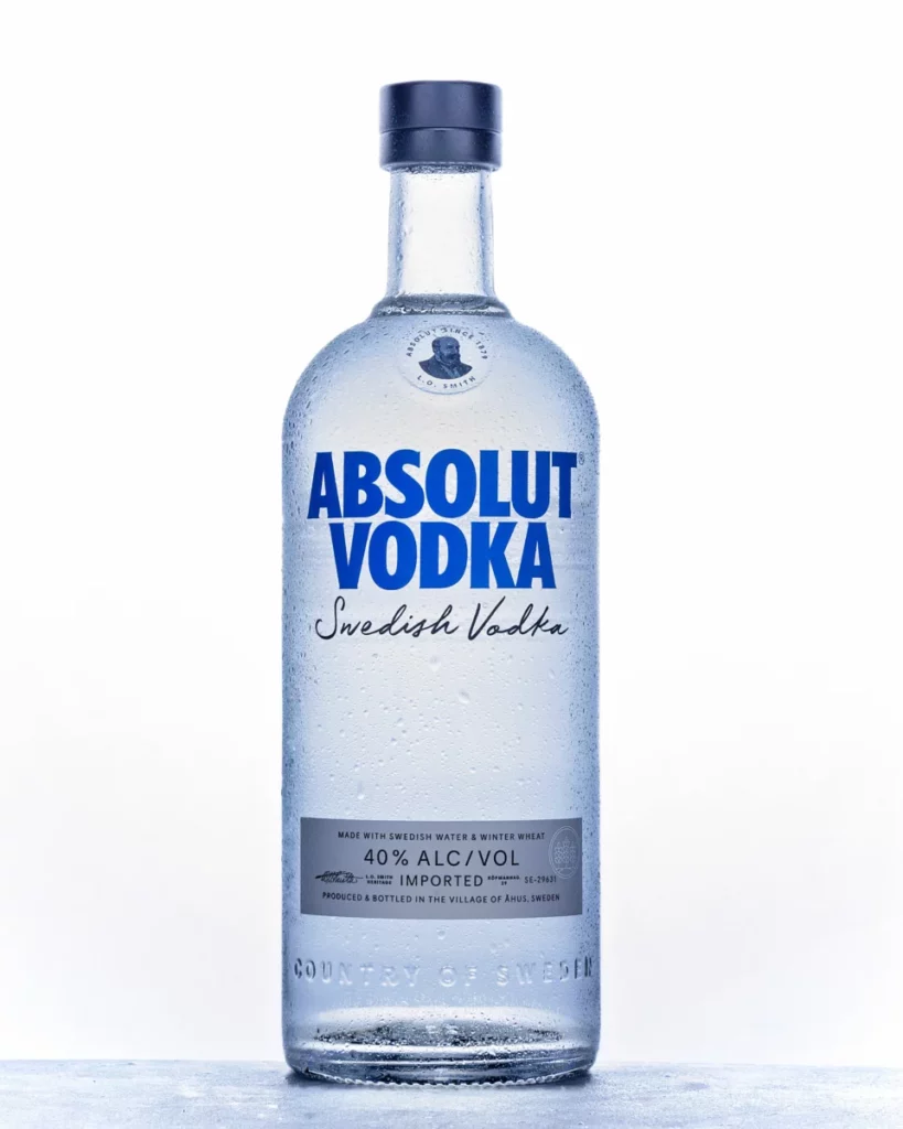 Bouteille de vodka posée sur un plan de travail, pour ses utilisations à la maison
