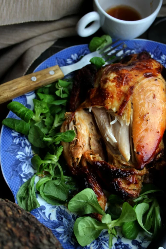 Poulet rôti entier doré servi dans un plat, résultat d'un poulet rôti aux épices indiennes