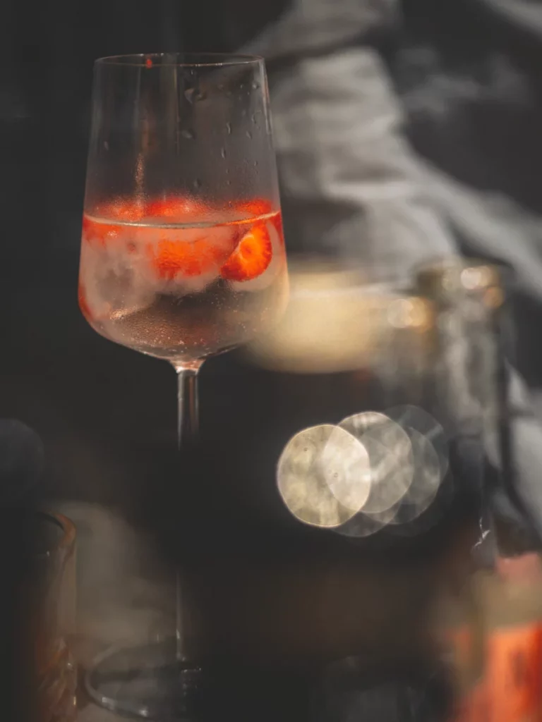 Jus de fruits rouges frais en verre, illustration des apports en vitamine C de l'acérola