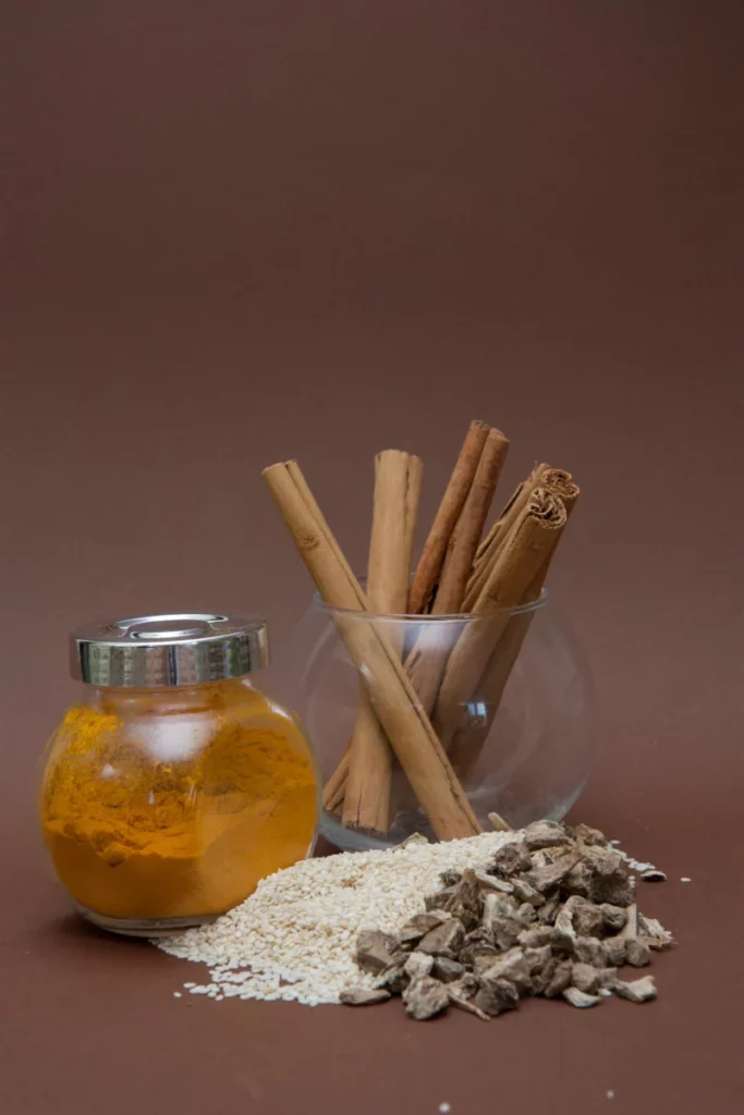 Epices indiennes dont le curcuma utilisées pour des cocktails