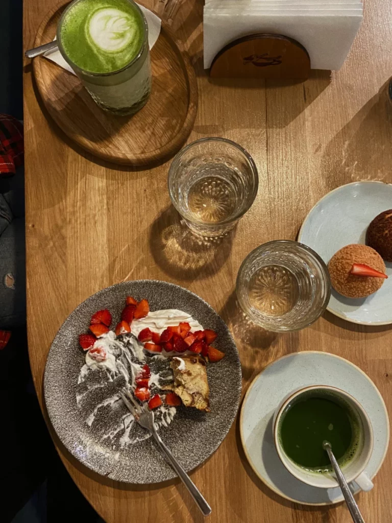 Table de brunch avec boissons et pâtisseries vue de dessus