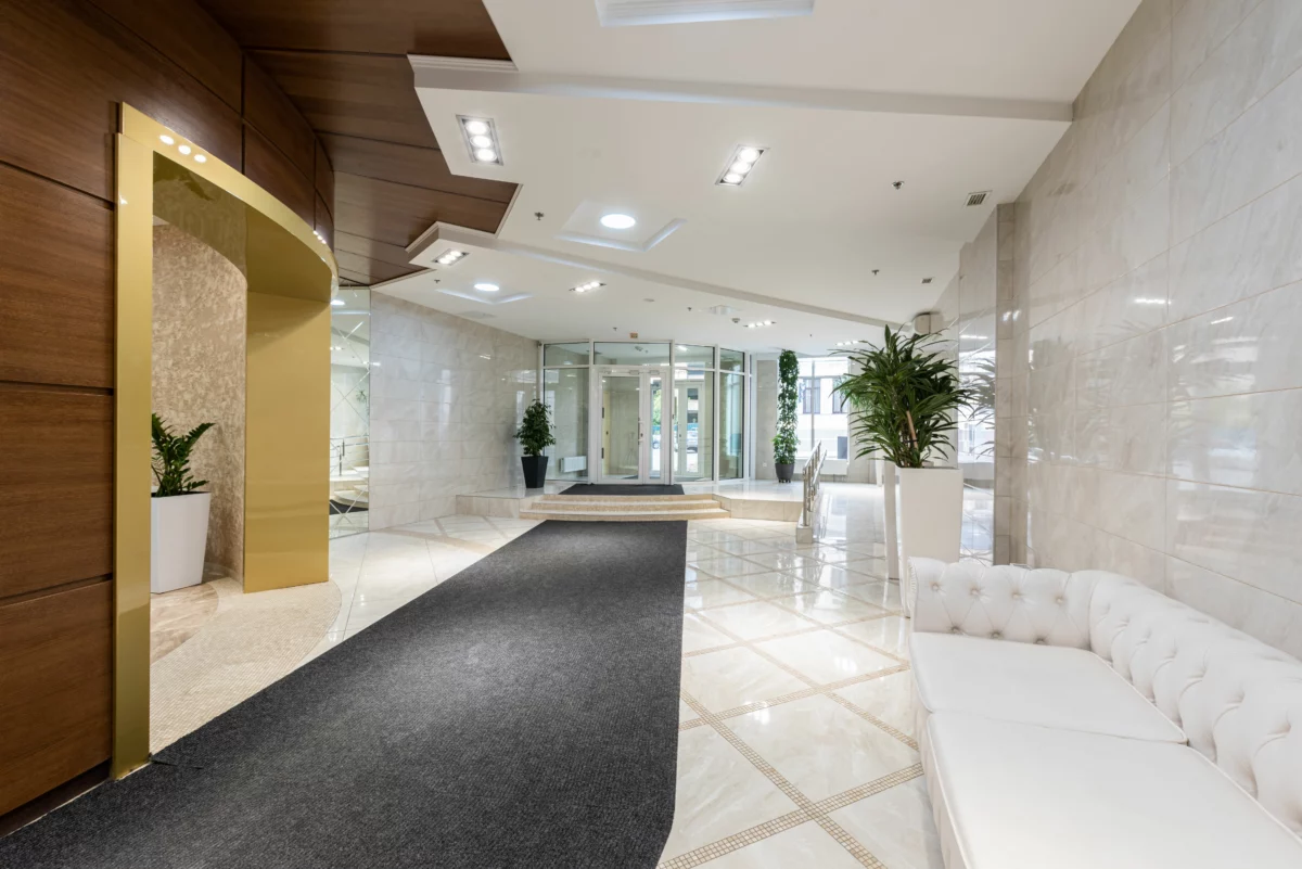 Hall spacieux et moderne d'un hôtel de luxe, illustrant le positionnement Van der Valk quatre étoiles en Belgique