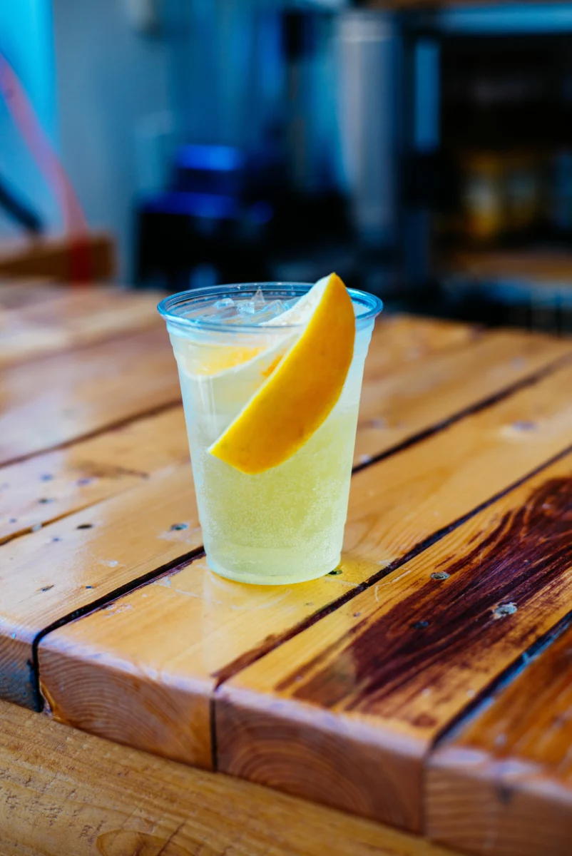 Boisson pétillante sans alcool servie avec une tranche d'orange