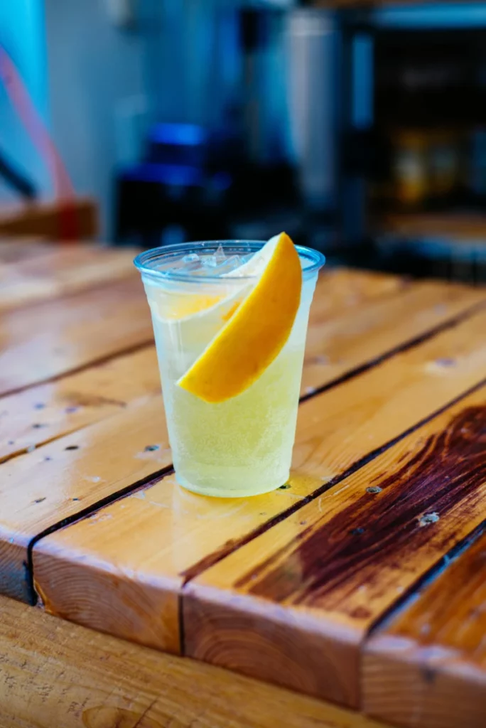 Boisson pétillante sans alcool servie avec une tranche d'orange
