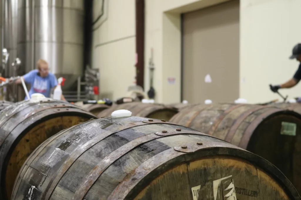 Fûts de rhum en distillerie