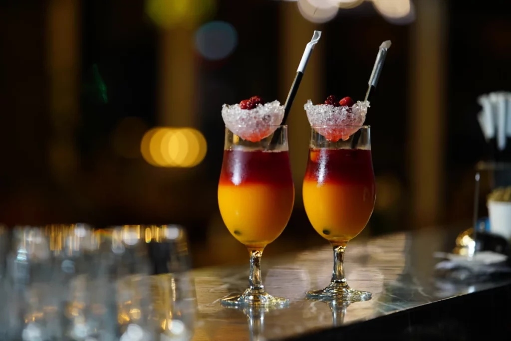Cocktails colorés sur un comptoir de bar