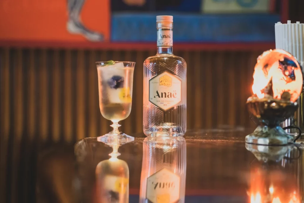 Cocktail White Lady au gin servi avec une bouteille de gin