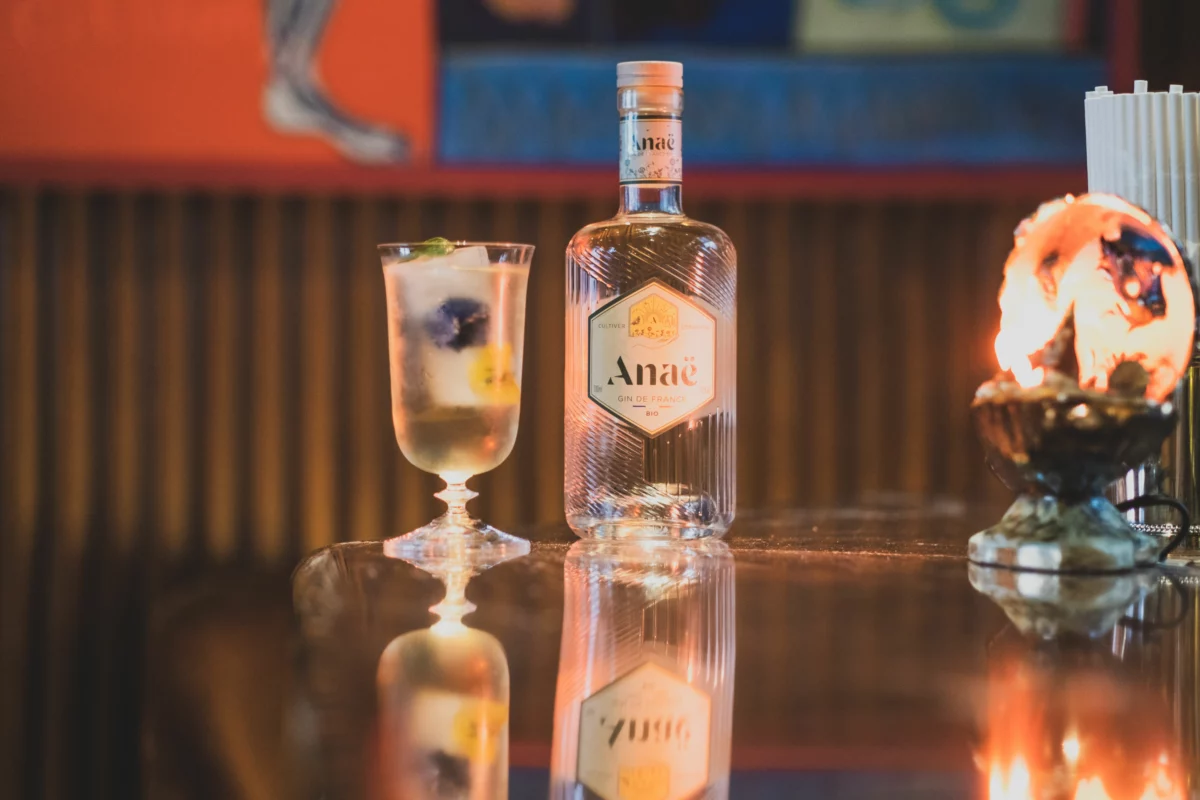Cocktail White Lady au gin servi avec une bouteille de gin