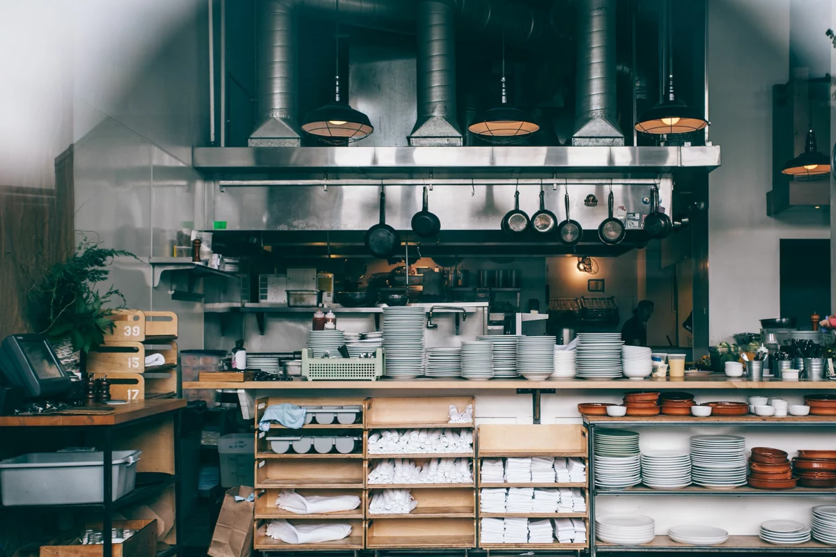 Cuisine de restaurant illustrant l'impact de l'inflation sur l'Horeca