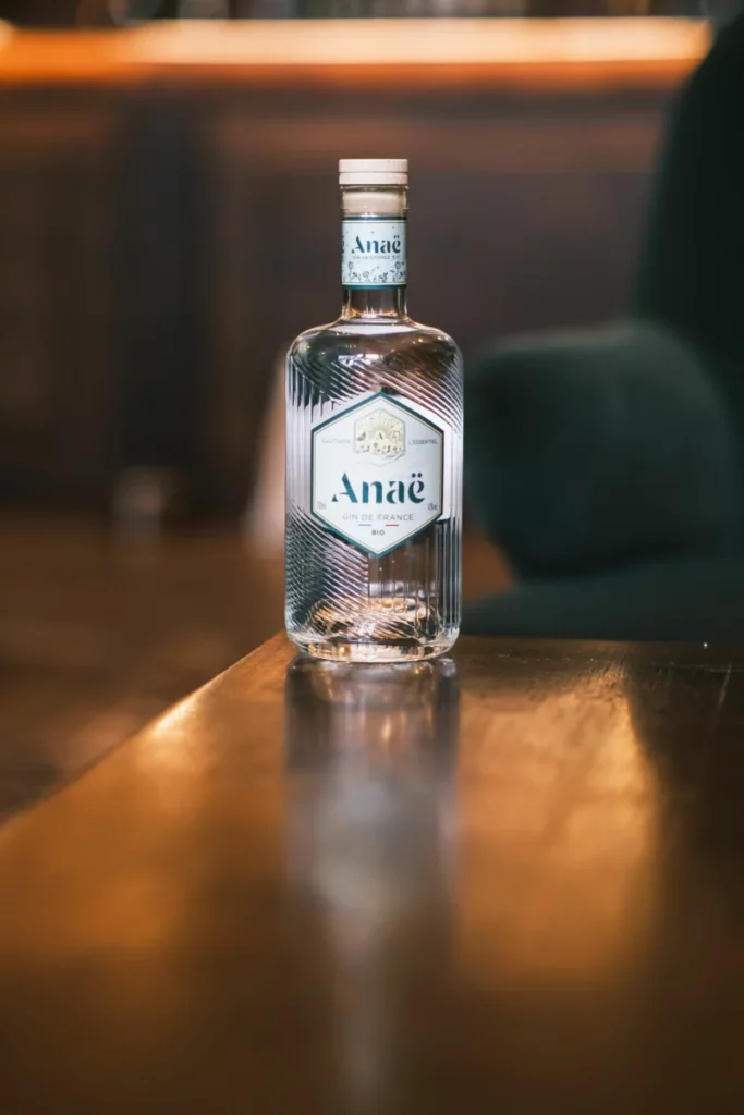 Bouteille de gin posee sur une table en bois