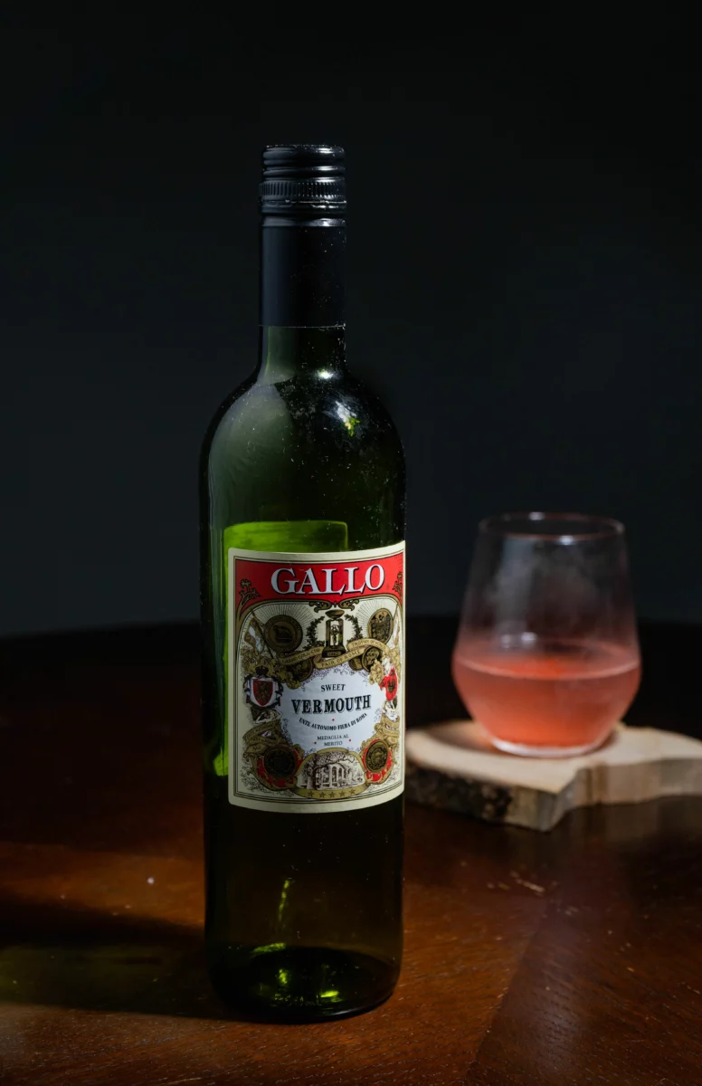 Verre de vermouth extra dry avec zeste d'agrume