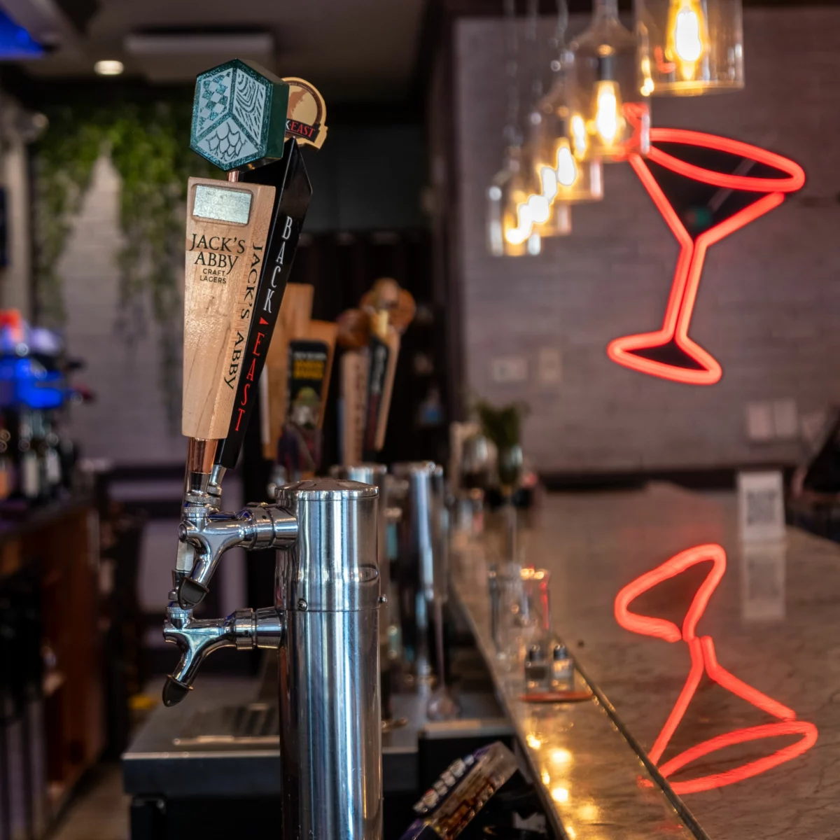 Interieur chic d'un bar a cocktails avec enseigne neon