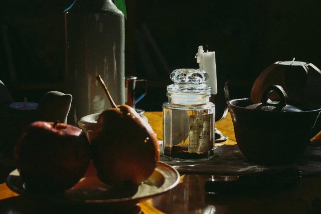 Fruits et bouteille en verre posés sur une table