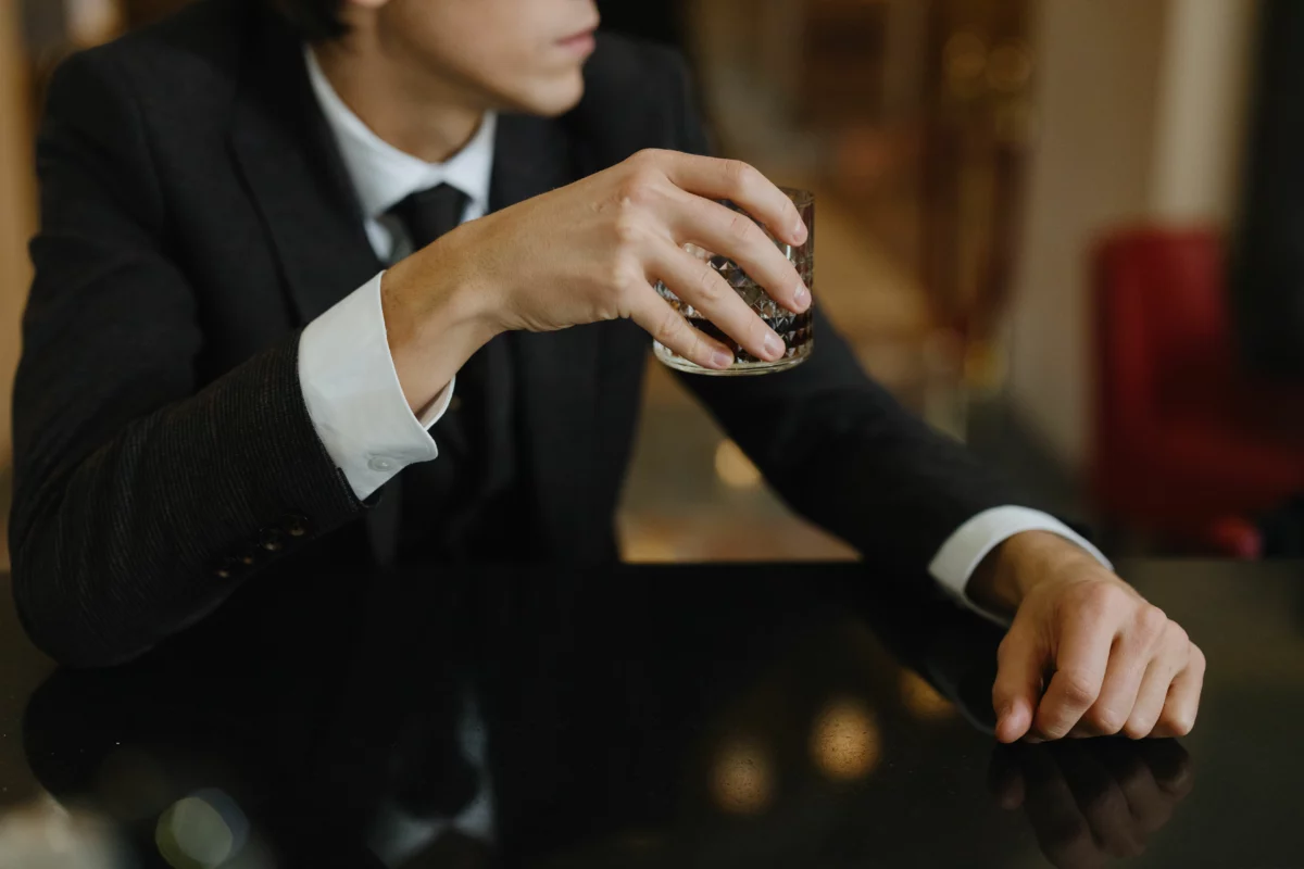 Verre de whisky japonais tenu à la main, comme pour déguster le Tokinoka Black