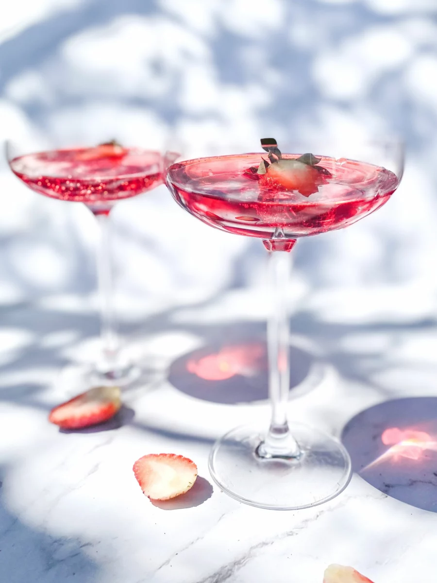 Verres à cocktail alignés et éclairés sur un comptoir lors d'une soirée cocktail
