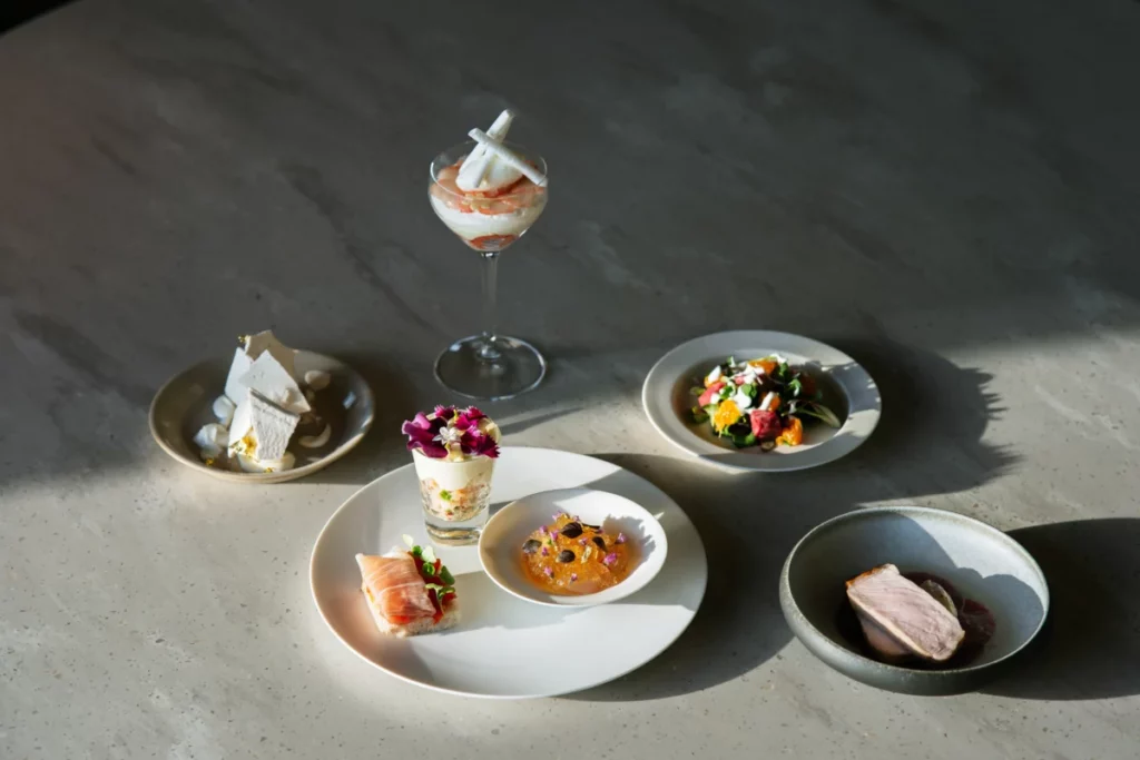Plats gastronomiques dressés dans un pub restaurant