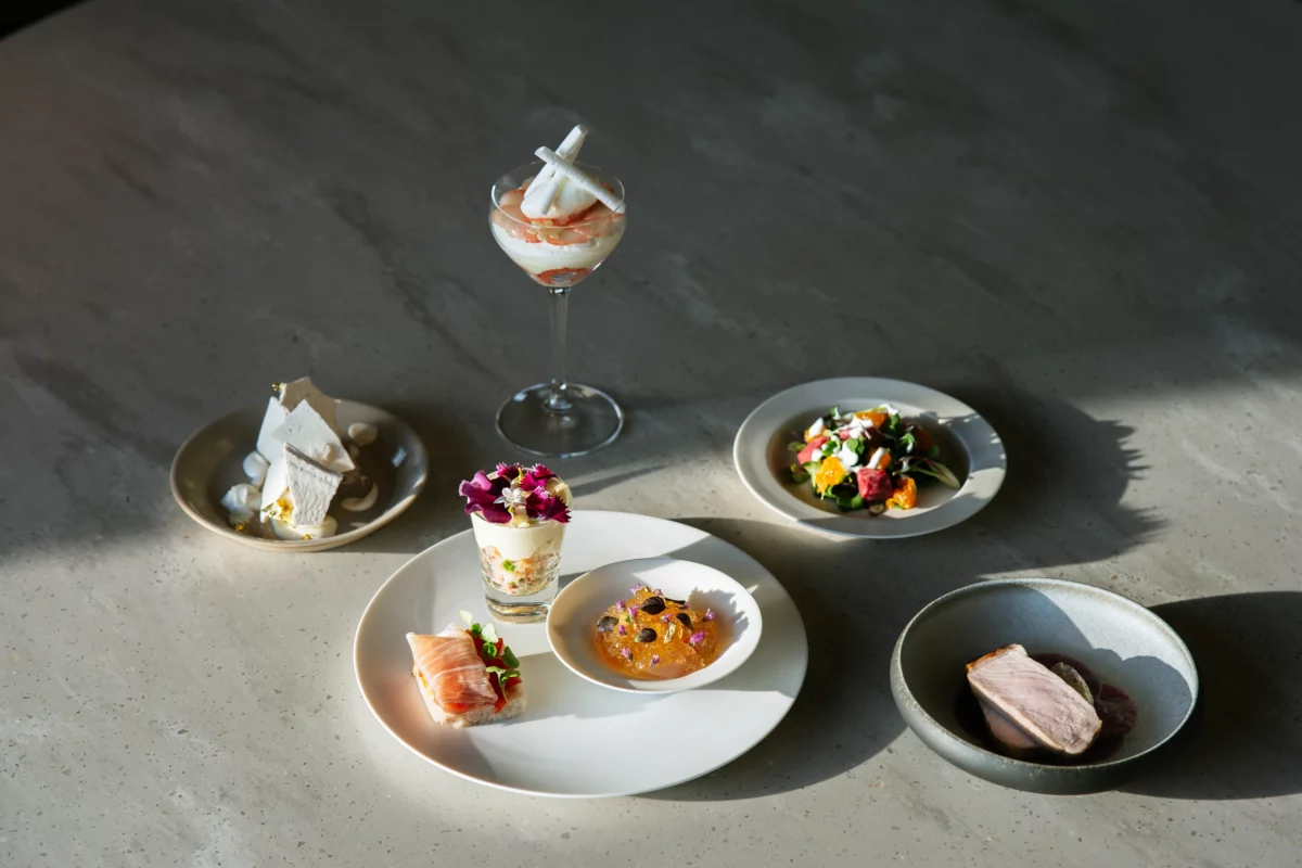 Plats gastronomiques dressés dans un pub restaurant