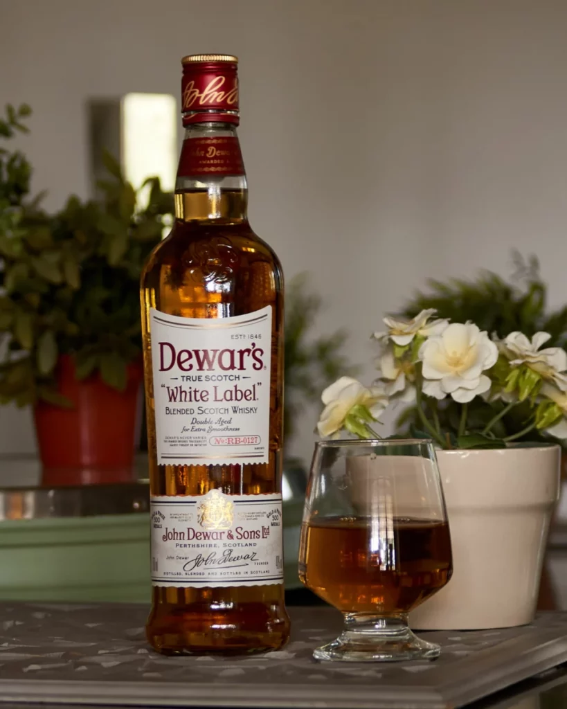 Bouteille et verre de scotch whisky, illustrant où acheter du whisky pas cher