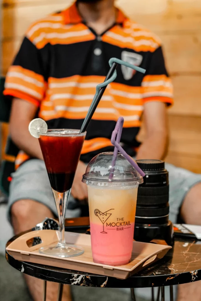 Mocktail sans alcool servi dans un verre