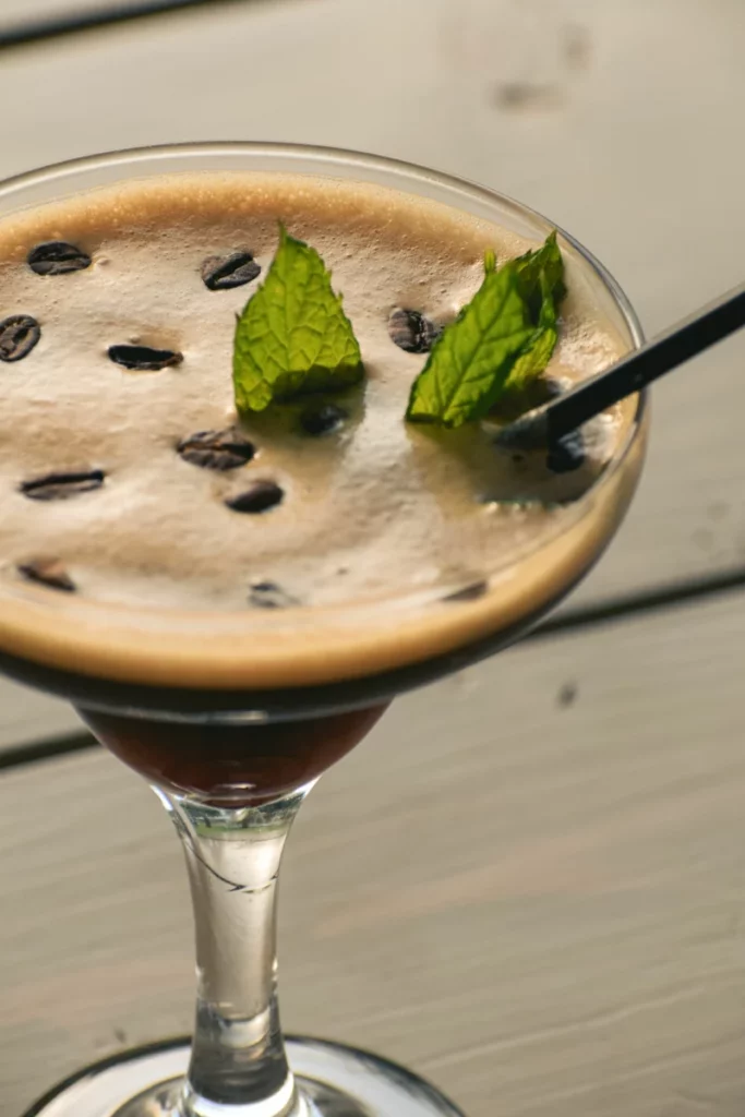 Cocktail cremeux type milk punch dans un verre