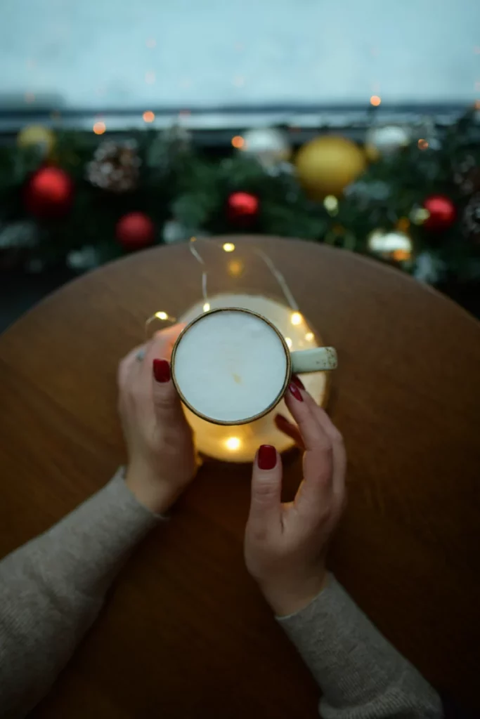 Boisson chaude épicée servie dans une tasse en hiver