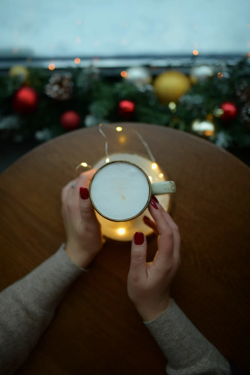 Boisson chaude épicée servie dans une tasse en hiver