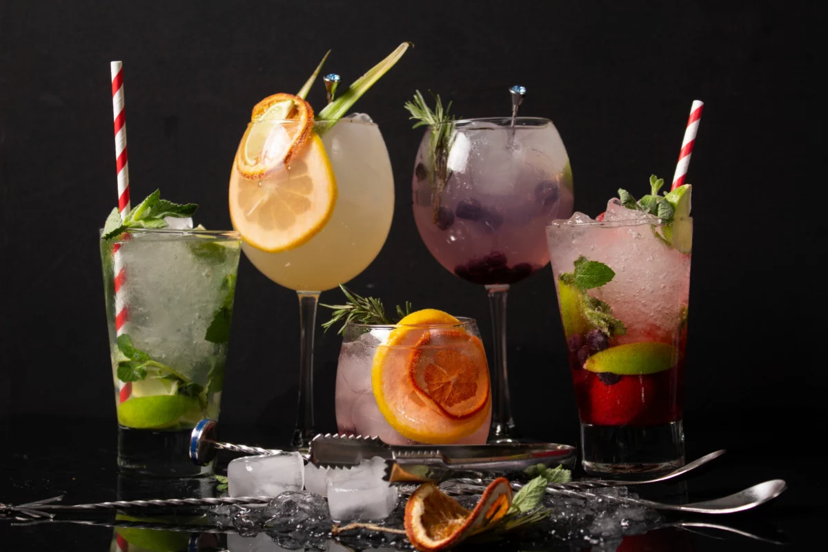 Assortiment de cocktails colores prets a boire