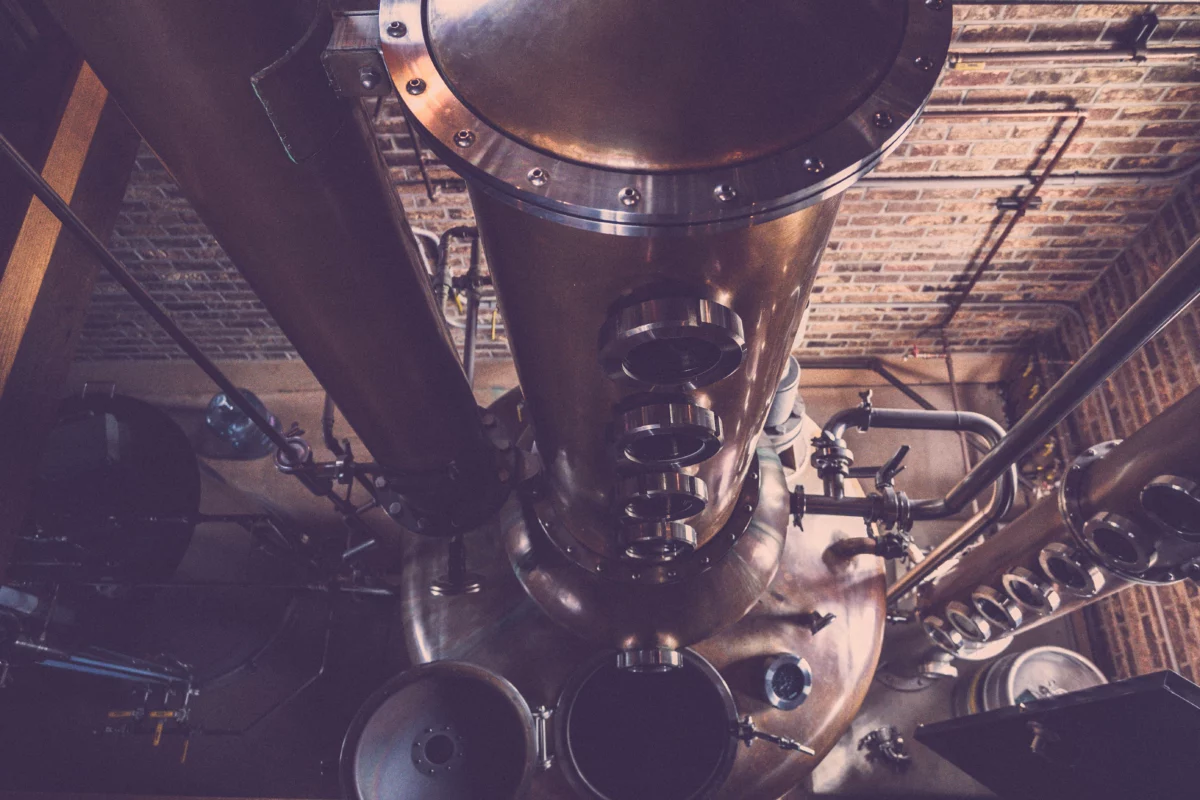 Alambic en cuivre dans une distillerie, source des résidus du carburant à base de whisky