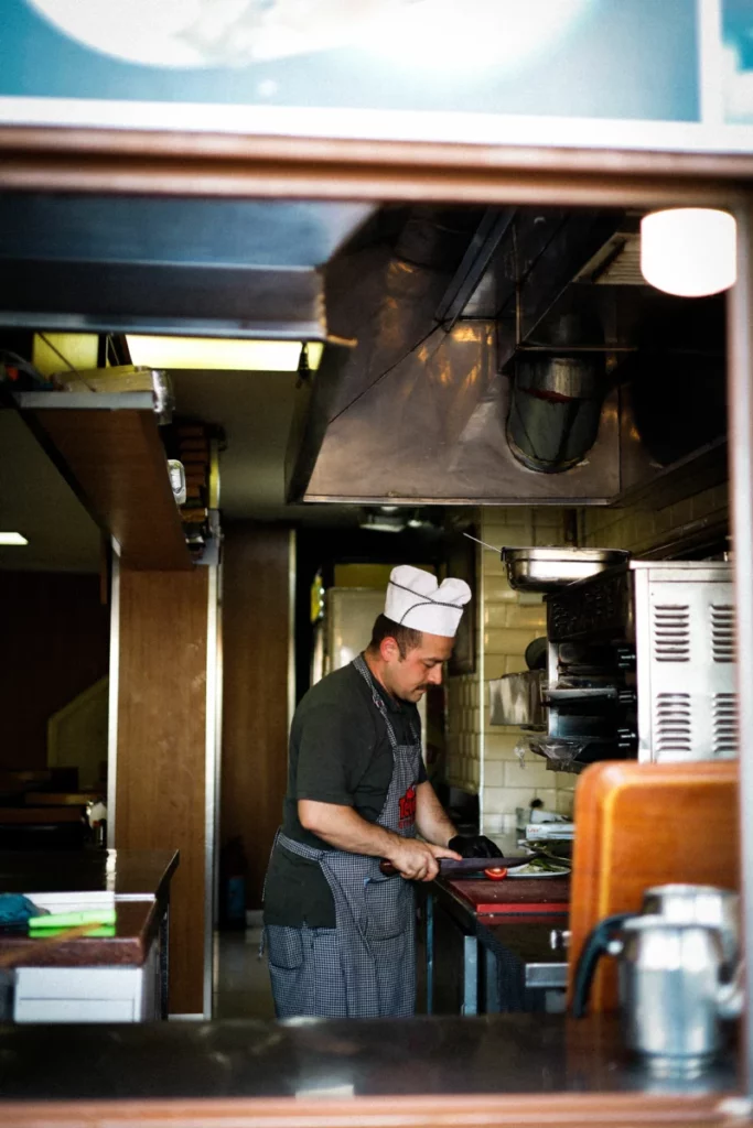 Chef au travail dans sa cuisine de restaurant, à l'image d'Olivier Bourguignon au D'Arville