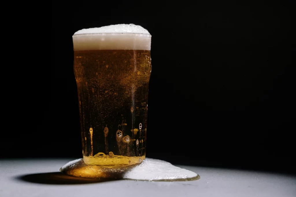 Verre de bière rempli et mousseux