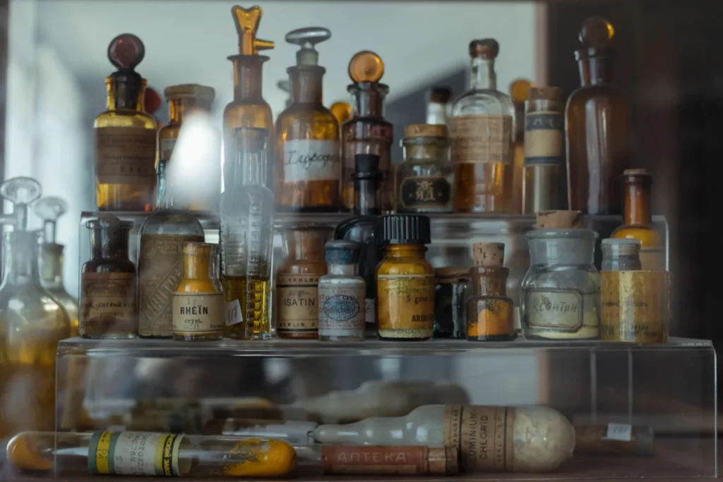 Anciens flacons d'apothicaire en verre, illustration de la critique de Doctors and Distillers