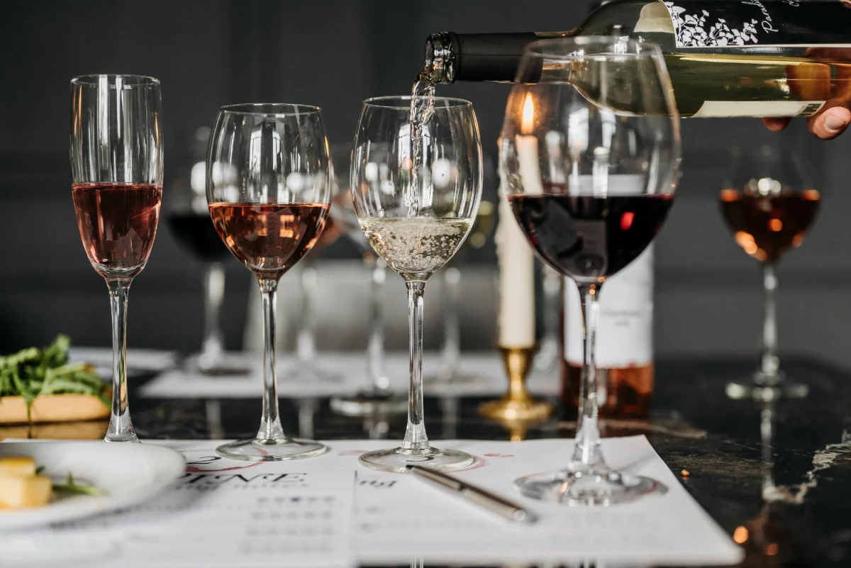 Verres alignés pour une dégustation à l'aveugle de vins blancs et rouges