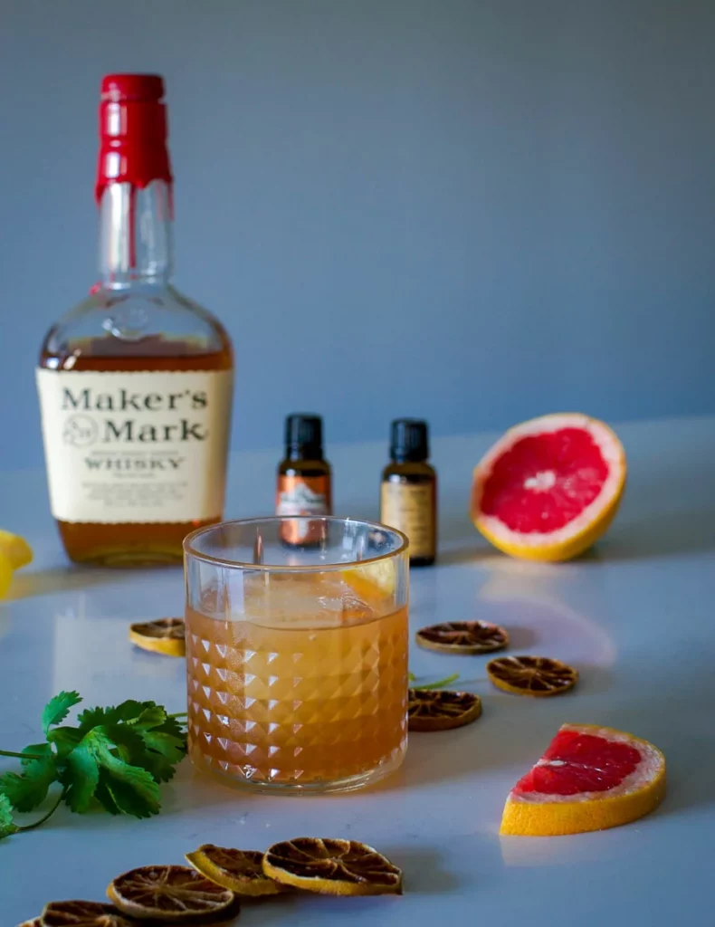 Cocktail whiskey gingembre servi avec glaçons