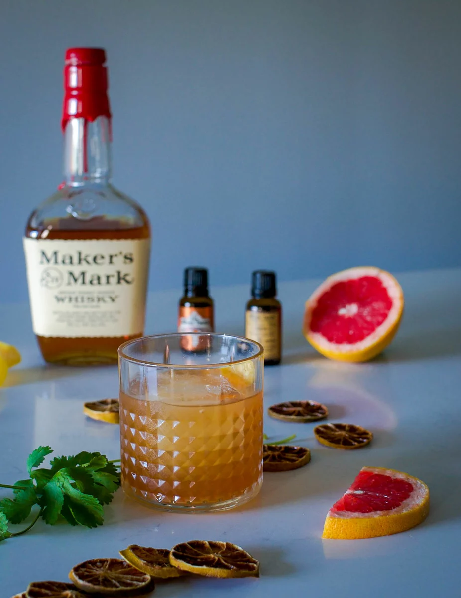 Cocktail whiskey gingembre servi avec glaçons