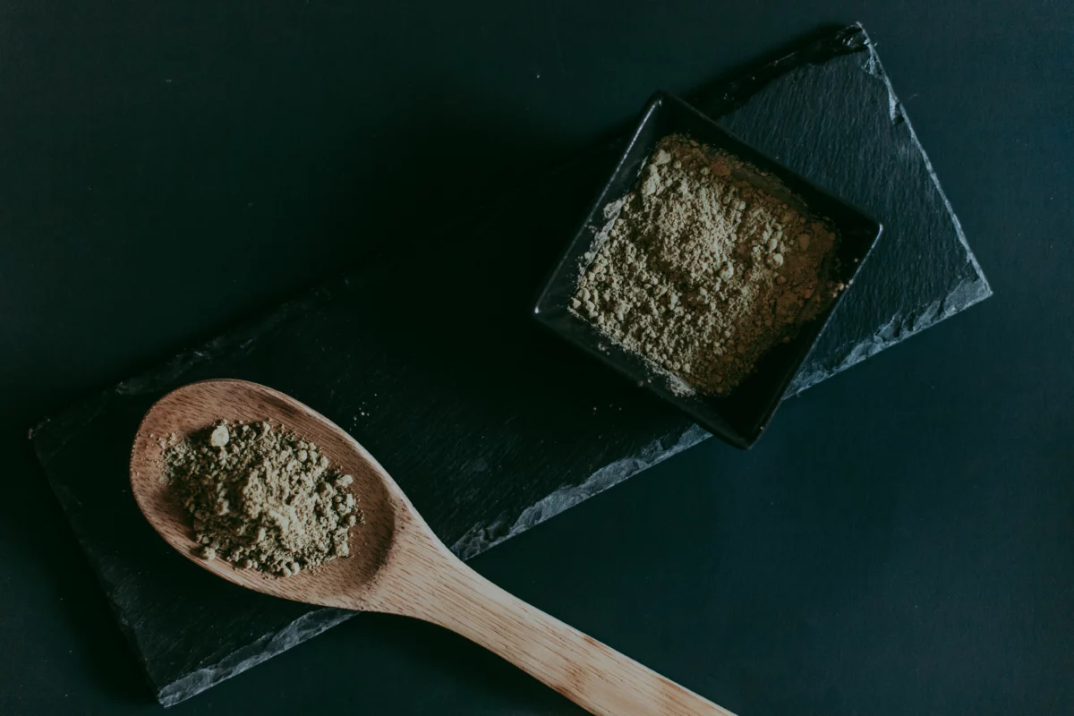 Sucre roux dans une cuillère en bois, ingrédient de base du sirop de sucre roux
