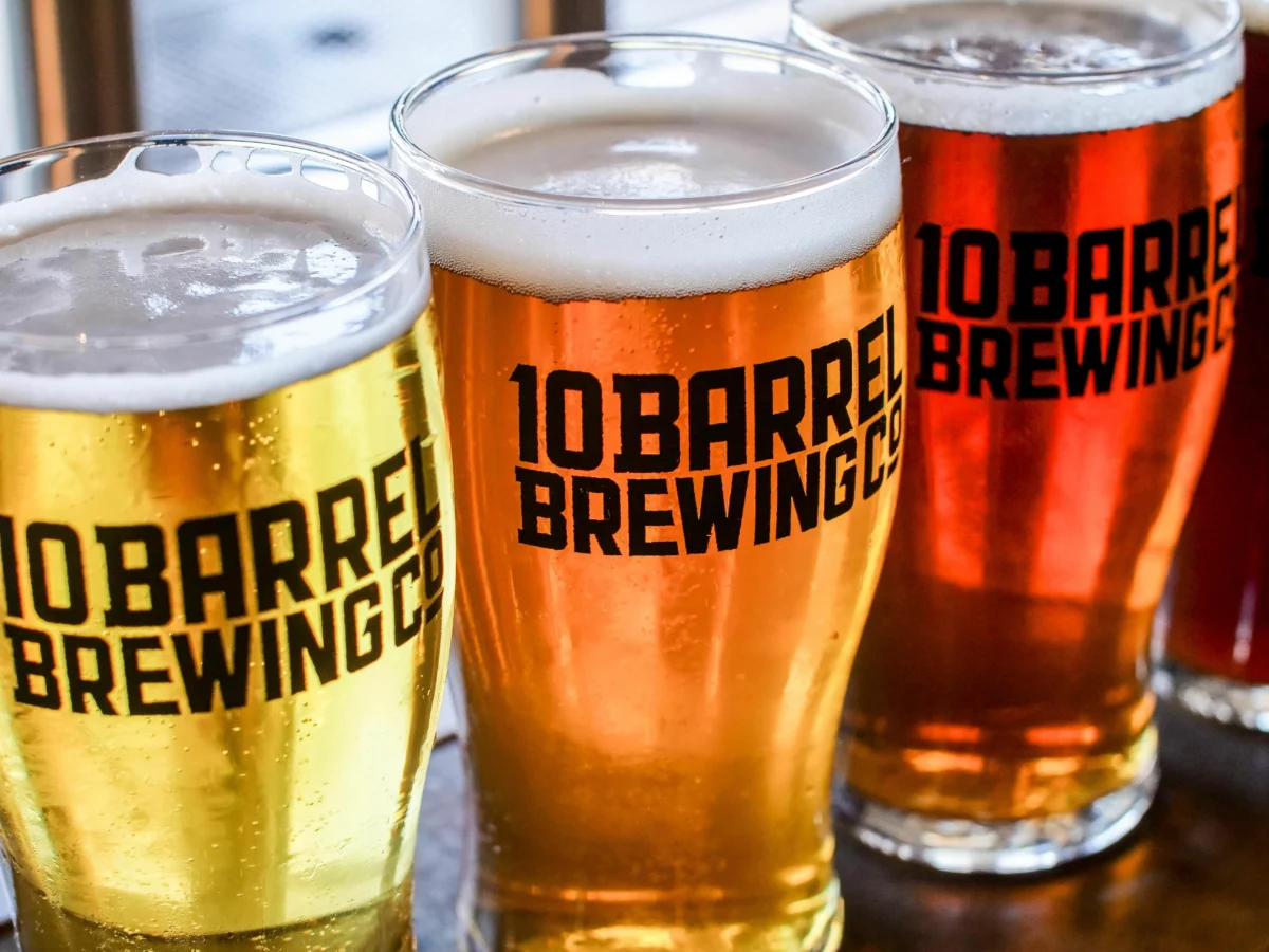 Verre de bière blonde mousseuse, à l'image de la première bière de la distillerie Rubbens